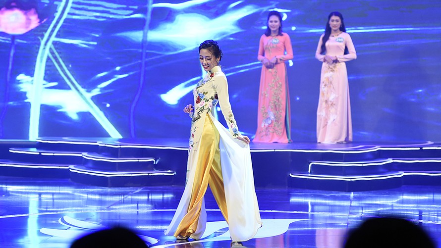 Màn trình diễn áo dài thướt tha tại chung kết “Người đẹp xứ Trà” 2017