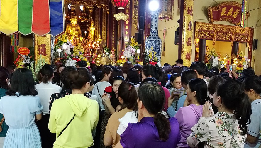 Hàng nghìn người dự lễ Phật đản ở chùa Quán Sứ 