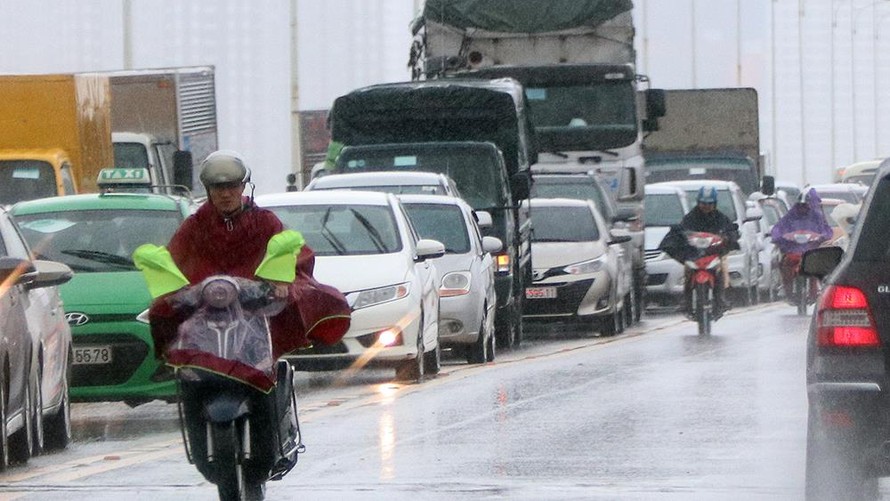 Nhiều tuyến đường, nút giao thông Hà Nội tê liệt sau mưa lớn kéo dài