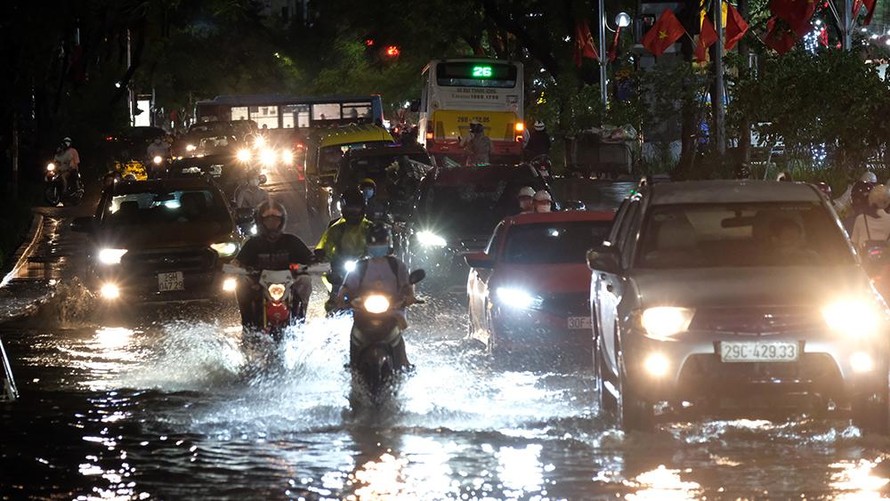 Nhiều tuyến phố biến thành sông sau cơn mưa lớn, giao thông ùn tắc khắp nơi trong đêm