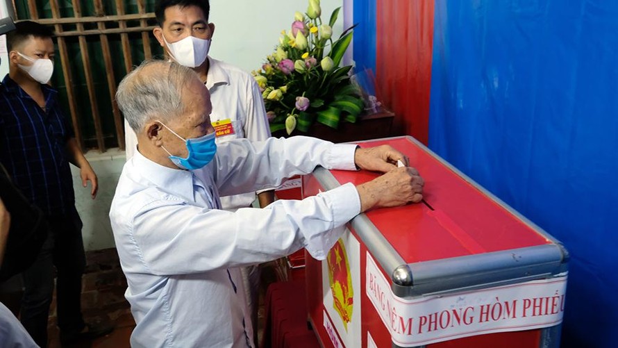 Hơn 1.000 cử tri ở Hà Nội bầu cử lại sau vụ Chủ tịch HĐND xã mang 75 phiếu về nhà tự gạch