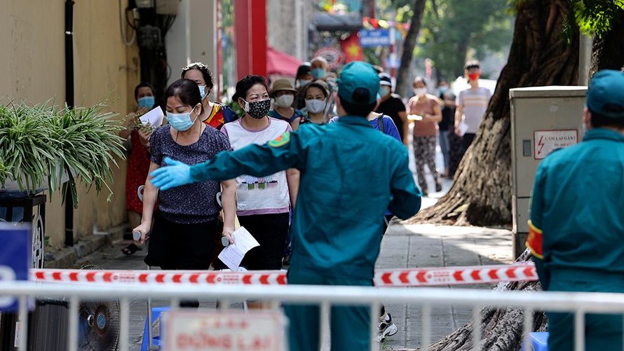 Hàng nghìn người dân sống gần Bệnh viện Phổi Hà Nội làm xét nghiệm COVID-19
