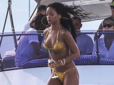 Rihanna sexy với áo tắm hai mảnh trên du thuyền