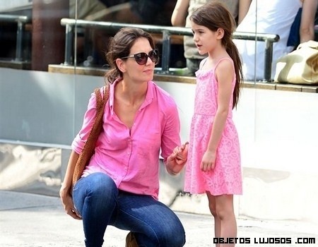 Con gái Tom Cruise điệu đà đi trượt băng cùng mẹ