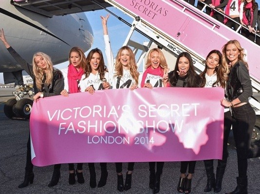 Tám "thiên thần" chính của Victoria' Secret từ trái sang phải: Elsa Hosk, Doutzen Kroes, Alessandra Ambrosio, Behati Prinsloo, Candice Swanepoel, Adriana Lima, Lily Aldridge và Karlie Kloss.