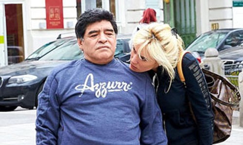 Maradona và cô bồ trẻ Rocio Oliva. 