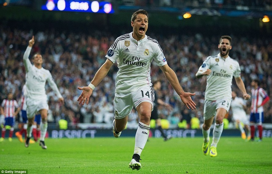 Javier Hernandez ăn mừng bàn thắng duy nhất của trận đấu.