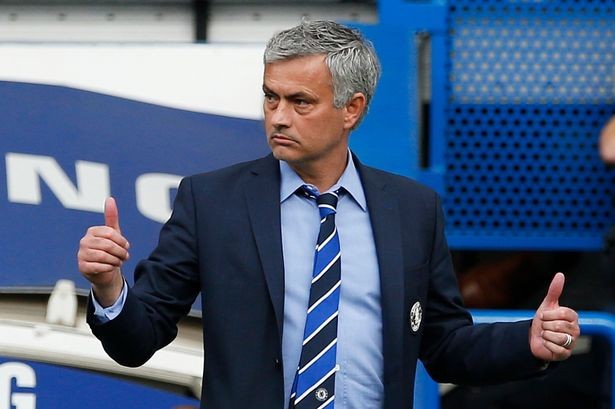 Mourinho phấn khích với chức vô địch Premier League thứ 3 cùng Chelsea.