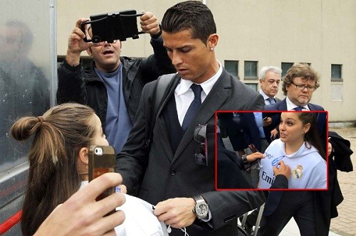 Ronaldo ký tặng fan nữ cuồng nhiệt.