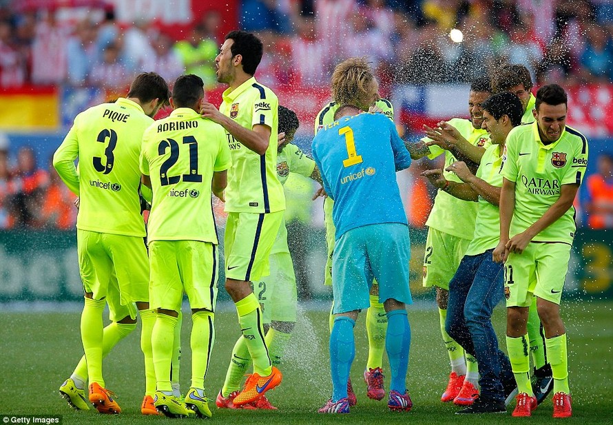 Các cầu thủ Barcelona trong niềm vui chiến thắng.