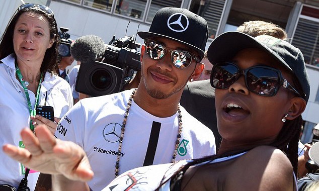 Hamilton bỏ túi 100 triệu bảng từ việc tái ký hợp đồng với Mercedes.