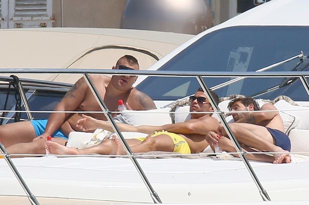 Ronaldo trầm tư đi nghỉ cùng đám bạn.