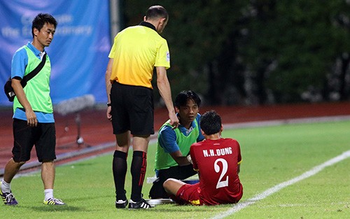 Hữu Dũng bị chấn thương ở trận gặp U23 Lào.