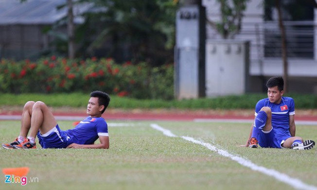 Minh Tùng (trái) và Thanh Bình không thể tập luyện chung cùng các đồng đội vào hôm qua vì chấn thương. Ảnh: Zing