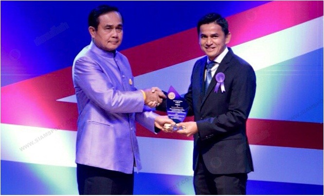 Kiatisak nhận kỷ niệm chương từ Đại tướng Prayuth Chan-ocha.