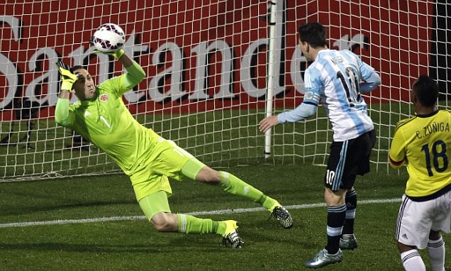 Ospina từ chối bàn thắng mười mươi của Messi.