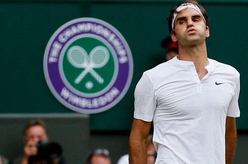Federer thất vọng khi trời bất chợt đổ mưa.