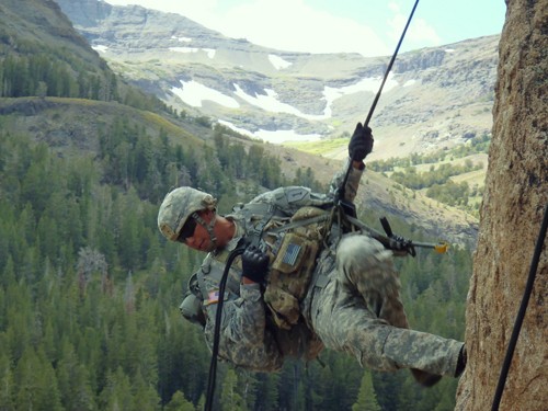 Xem lính Mỹ khổ luyện trên đỉnh núi cao chót vót ngàn mét