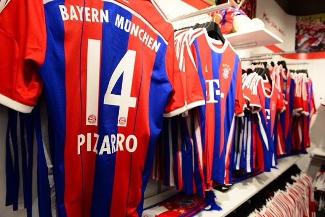 Những chiếc áo đấu của Bayern Munich có giá không hề rẻ.