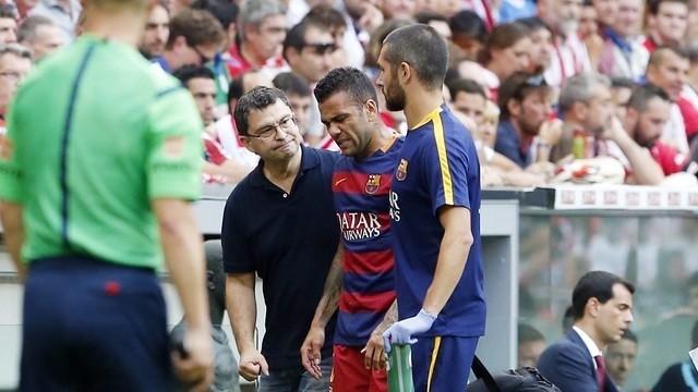Alves sớm rời sân vì chấn thương.