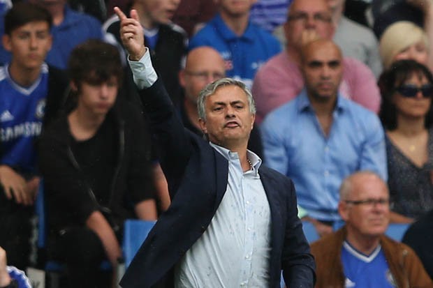 Mourinho trải qua thất bại trong trận sân nhà thứ 100 cùng Chelsea.