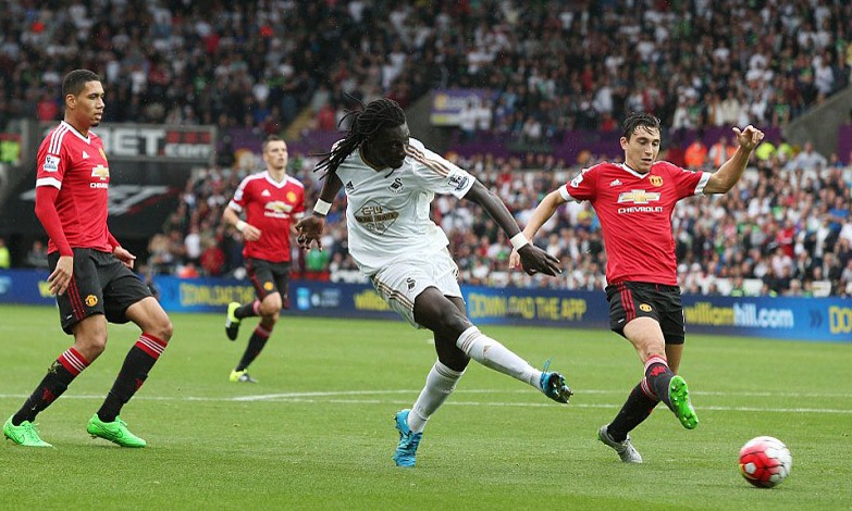 Gomis (áo trắng) ghi bàn ấn định chiến thắng 2-1 cho Swansea.