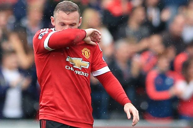 Rooney bất ngờ dính chấn thương.