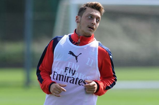 Mesut Ozil gia nhập Arsenal vì kính trọng HLV Wenger.