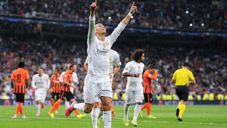 Ronaldo ăn mừng hat-trick vào lưới Shakhtar Donetsk.