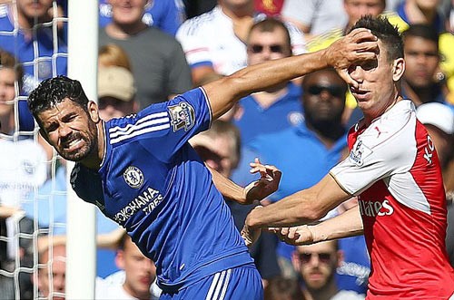Costa (trái) bị treo giò 3 trận vì hành vi chơi xấu của mình.