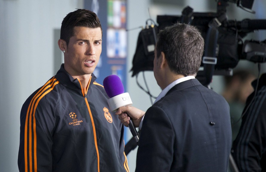 Ronaldo tức giận vì bị phóng viên hỏi đểu.