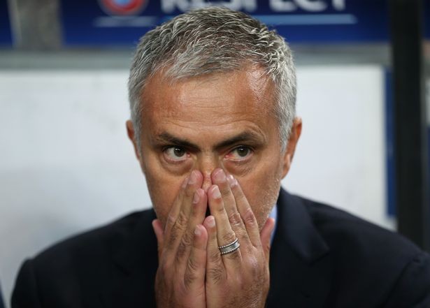 HLV Jose Mourinho bị FA phạt nặng.