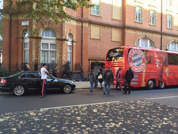 Xe buýt của Bayern Munich va chạm với 1 xe khác trên đường. 
