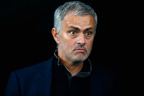 Mourinho bức xúc vì trọng tài không cho Chelsea hưởng phạt đền. 