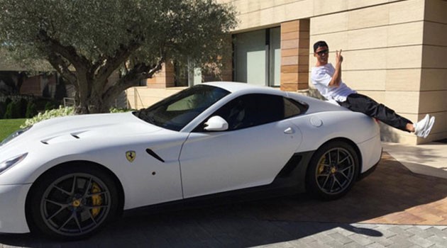 Ronaldo bên siêu xe mới.