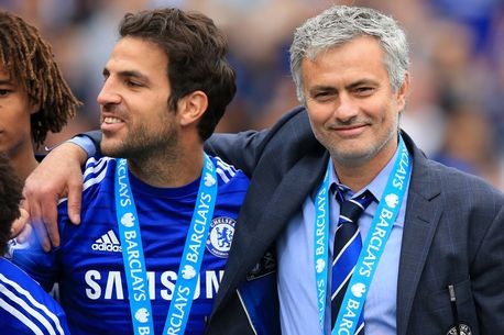 Fabregas cầm đầu nhóm “đấm lén” Mourinho?