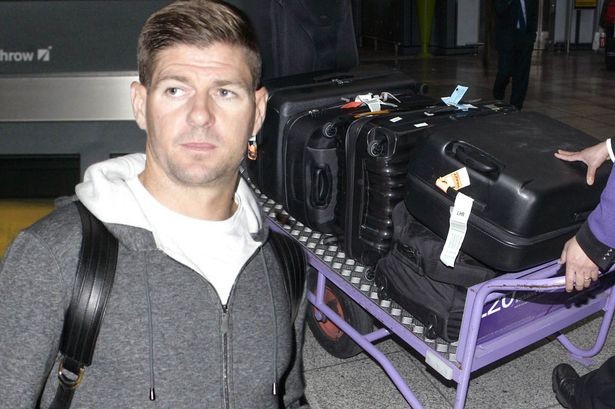 Gerrard mang hành lý trở lại Anh.