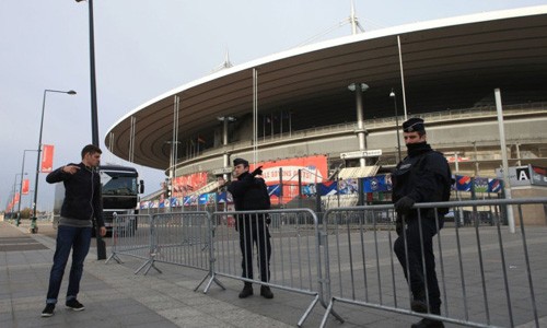 Nhân viên an ninh canh gác bên ngoài sân vận động Stade de France. Ảnh: London24