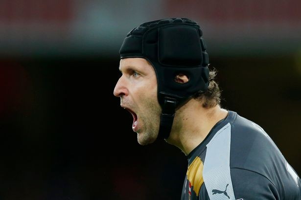 Petr Cech tiết lộ về chiếc mũ bảo vệ đầu.