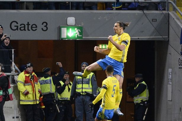 Ibrahimovic phấn khích khi giúp Thụy Điển vượt qua Đan Mạch.