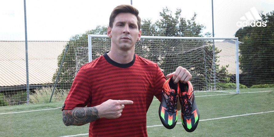 Messi khoe giày mới.