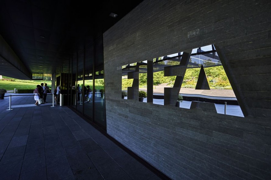 FIFA chuẩn bị ra án phạt cấm chuyển nhượng với Real Madrid và Atletico Madrid.