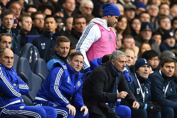 Diego Costa tức giận với Mourinho.