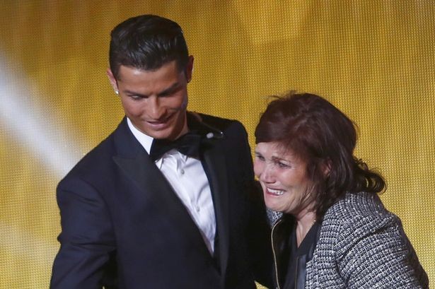 Ronaldo rất nghe lời mẹ.
