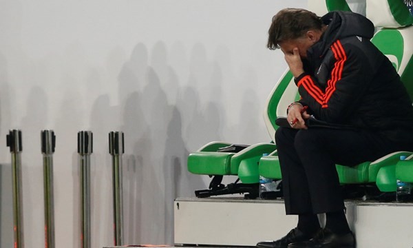 Nỗi thất vọng của Van Gaal sau trận đấu.
