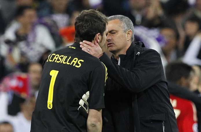 Mourinho đá xoáy Casillas.