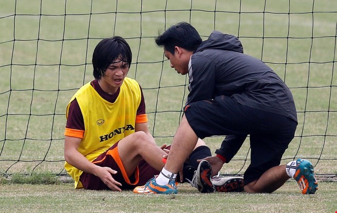 Tuấn Anh bị đau trong buổi tập cùng U23 Việt Nam.