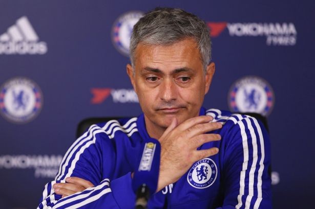 Mourinho dọa bán nửa đội hình Chelsea.