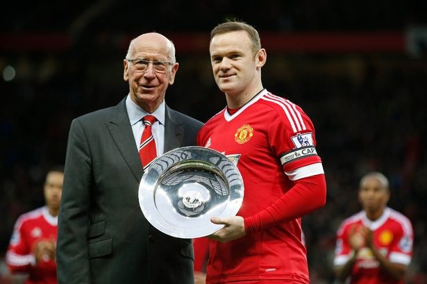 Rooney nhận kỷ niệm chương từ Sir Bobby Charlton.