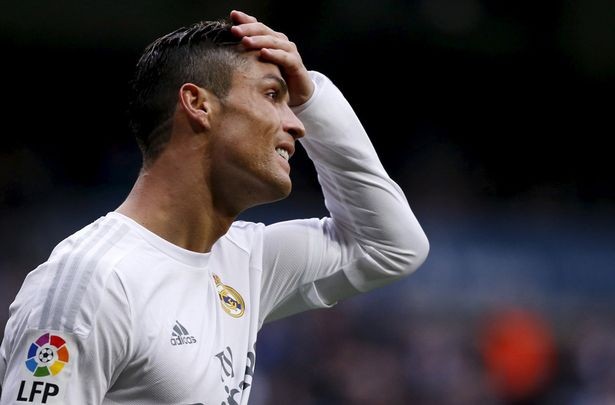 Ronaldo thất vọng vì sút penalty vọt xà ngang. 
